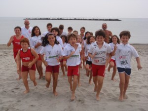 foto di gruppo sulla spiaggia